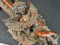 Antieke italiaanse wandlamp met putti-figuur en een amberkleurige glazen kap in bloemvorm - afbeelding 3 van  5