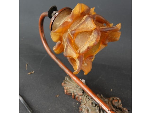 Antieke italiaanse wandlamp met putti-figuur en een amberkleurige glazen kap in bloemvorm - afbeelding 4 van  5