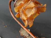 Antieke italiaanse wandlamp met putti-figuur en een amberkleurige glazen kap in bloemvorm - afbeelding 4 van  5