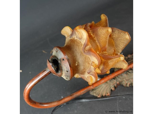 Antieke italiaanse wandlamp met putti-figuur en een amberkleurige glazen kap in bloemvorm - afbeelding 5 van  5