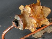 Antieke italiaanse wandlamp met putti-figuur en een amberkleurige glazen kap in bloemvorm - afbeelding 5 van  5