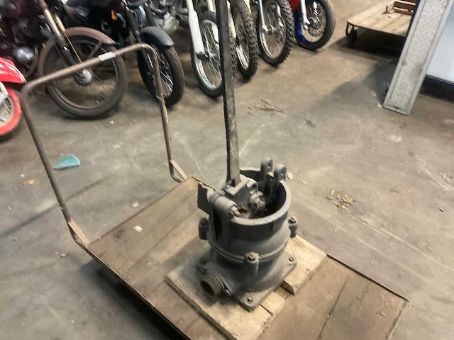 Antieke kar met membraanpomp - afbeelding 3 van  5