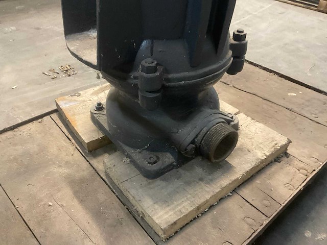 Antieke kar met membraanpomp - afbeelding 5 van  5