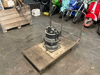 Antieke kar met membraanpomp - afbeelding 1 van  5