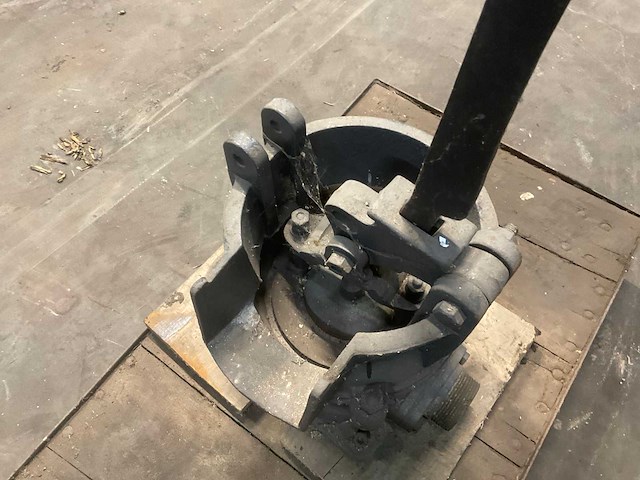 Antieke kar met membraanpomp - afbeelding 4 van  5