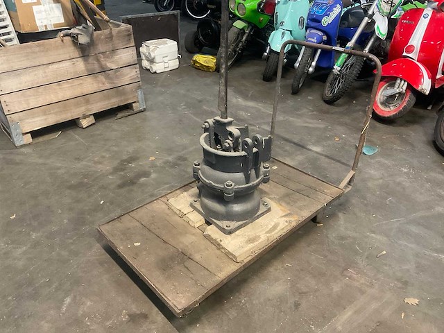 Antieke kar met membraanpomp - afbeelding 1 van  5