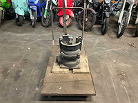 Antieke kar met membraanpomp - afbeelding 2 van  5