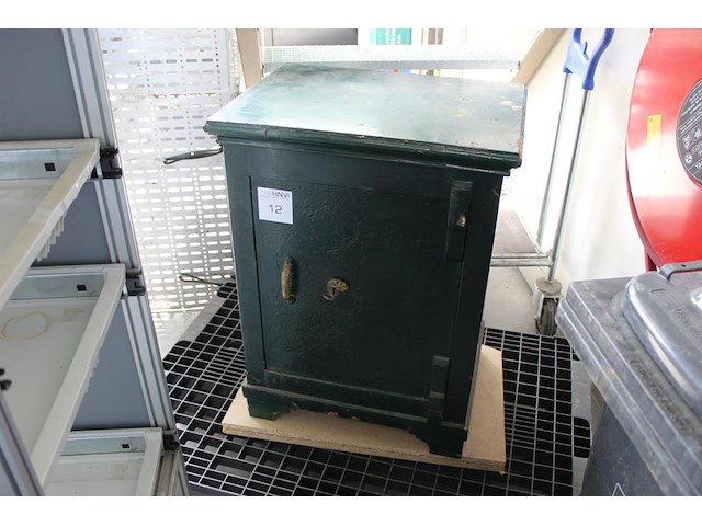 Antieke kluis met sleutel van de woude & co sneek. afmeting 57,5 x 44 cm. hoogte 77 cm. dikte deur 10 cm. z... - afbeelding 1 van  6