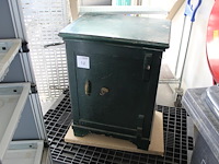 Antieke kluis met sleutel van de woude & co sneek. afmeting 57,5 x 44 cm. hoogte 77 cm. dikte deur 10 cm. z... - afbeelding 1 van  6