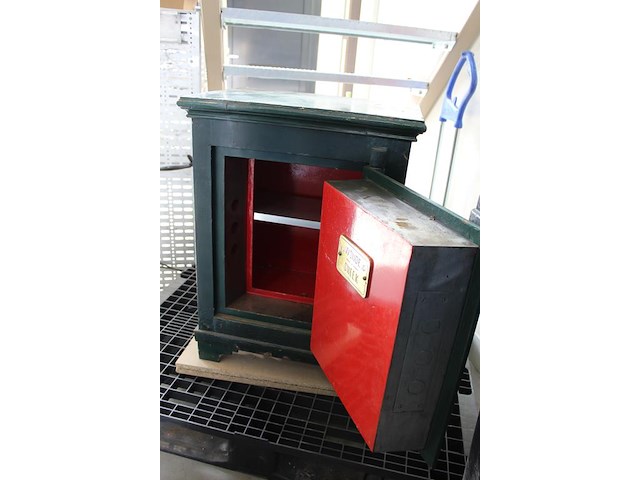 Antieke kluis met sleutel van de woude & co sneek. afmeting 57,5 x 44 cm. hoogte 77 cm. dikte deur 10 cm. z... - afbeelding 2 van  6