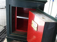 Antieke kluis met sleutel van de woude & co sneek. afmeting 57,5 x 44 cm. hoogte 77 cm. dikte deur 10 cm. z... - afbeelding 2 van  6