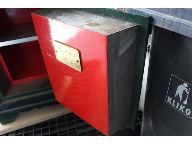 Antieke kluis met sleutel van de woude & co sneek. afmeting 57,5 x 44 cm. hoogte 77 cm. dikte deur 10 cm. z... - afbeelding 3 van  6