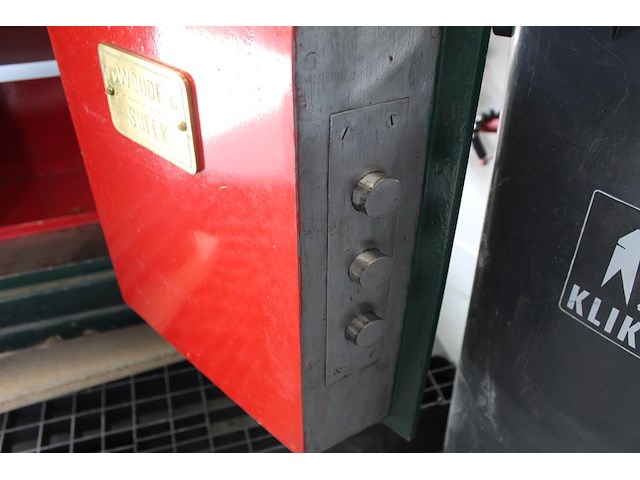 Antieke kluis met sleutel van de woude & co sneek. afmeting 57,5 x 44 cm. hoogte 77 cm. dikte deur 10 cm. z... - afbeelding 4 van  6