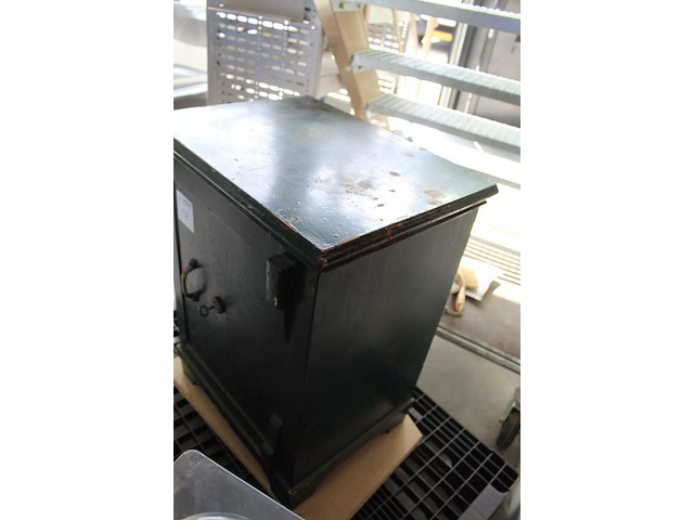 Antieke kluis met sleutel van de woude & co sneek. afmeting 57,5 x 44 cm. hoogte 77 cm. dikte deur 10 cm. z... - afbeelding 6 van  6