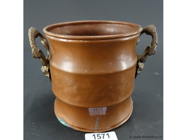 Antieke koperen cache-pot voorzien van bronzen handvatten - afbeelding 1 van  5