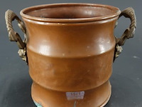 Antieke koperen cache-pot voorzien van bronzen handvatten - afbeelding 1 van  5