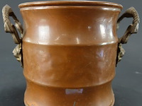 Antieke koperen cache-pot voorzien van bronzen handvatten - afbeelding 2 van  5