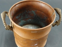Antieke koperen cache-pot voorzien van bronzen handvatten - afbeelding 3 van  5