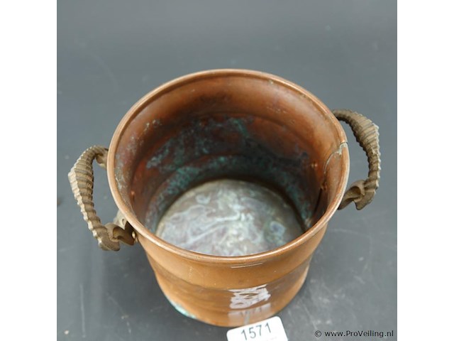 Antieke koperen cache-pot voorzien van bronzen handvatten - afbeelding 4 van  5