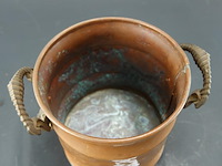 Antieke koperen cache-pot voorzien van bronzen handvatten - afbeelding 4 van  5