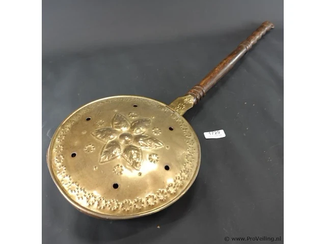 Antieke koperen en messing beddenpan (ook wel beddenwarmer genoemd) met een houten handvat, die vroeger in de 18e of 19e eeuw werd gevuld met hete kolen om het bed voor te verwarmen - afbeelding 1 van  5