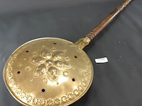 Antieke koperen en messing beddenpan (ook wel beddenwarmer genoemd) met een houten handvat, die vroeger in de 18e of 19e eeuw werd gevuld met hete kolen om het bed voor te verwarmen