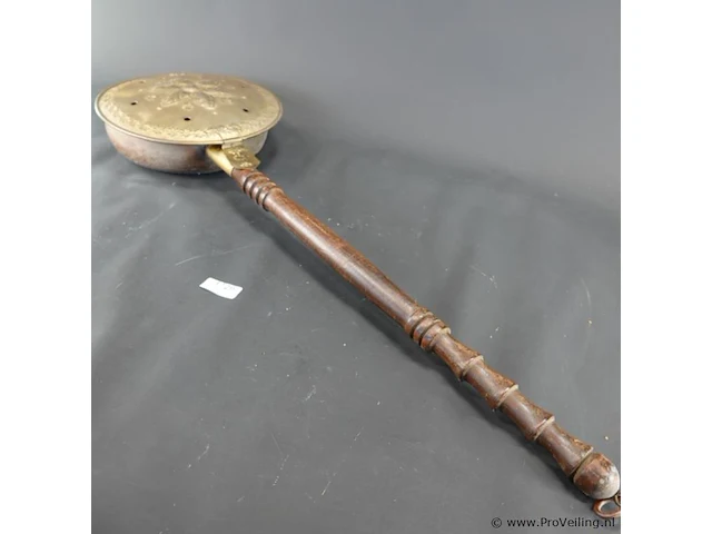 Antieke koperen en messing beddenpan (ook wel beddenwarmer genoemd) met een houten handvat, die vroeger in de 18e of 19e eeuw werd gevuld met hete kolen om het bed voor te verwarmen - afbeelding 2 van  5