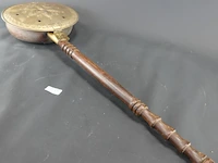 Antieke koperen en messing beddenpan (ook wel beddenwarmer genoemd) met een houten handvat, die vroeger in de 18e of 19e eeuw werd gevuld met hete kolen om het bed voor te verwarmen - afbeelding 2 van  5