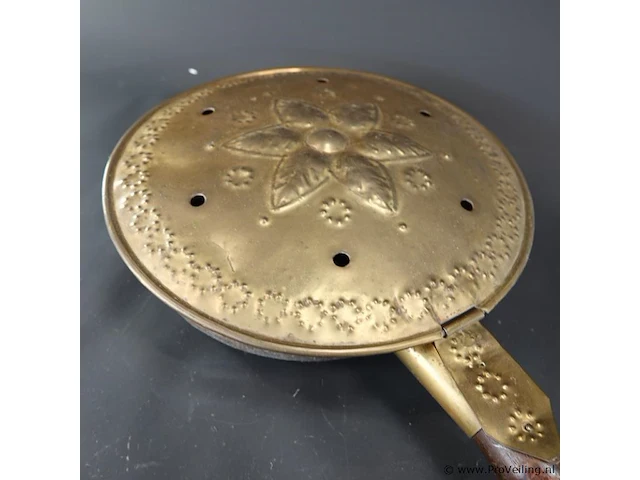 Antieke koperen en messing beddenpan (ook wel beddenwarmer genoemd) met een houten handvat, die vroeger in de 18e of 19e eeuw werd gevuld met hete kolen om het bed voor te verwarmen - afbeelding 3 van  5
