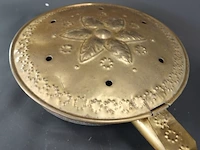 Antieke koperen en messing beddenpan (ook wel beddenwarmer genoemd) met een houten handvat, die vroeger in de 18e of 19e eeuw werd gevuld met hete kolen om het bed voor te verwarmen - afbeelding 3 van  5
