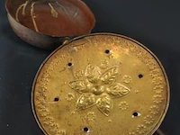 Antieke koperen en messing beddenpan (ook wel beddenwarmer genoemd) met een houten handvat, die vroeger in de 18e of 19e eeuw werd gevuld met hete kolen om het bed voor te verwarmen - afbeelding 4 van  5