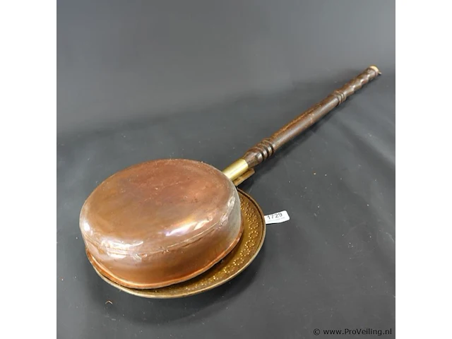 Antieke koperen en messing beddenpan (ook wel beddenwarmer genoemd) met een houten handvat, die vroeger in de 18e of 19e eeuw werd gevuld met hete kolen om het bed voor te verwarmen - afbeelding 5 van  5