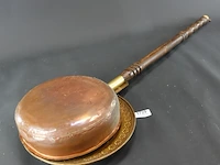 Antieke koperen en messing beddenpan (ook wel beddenwarmer genoemd) met een houten handvat, die vroeger in de 18e of 19e eeuw werd gevuld met hete kolen om het bed voor te verwarmen - afbeelding 5 van  5