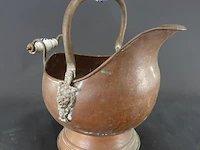 Antieke koperen kolenkit (of kolenemmer/helmpot) uit de vroege 20e eeuw