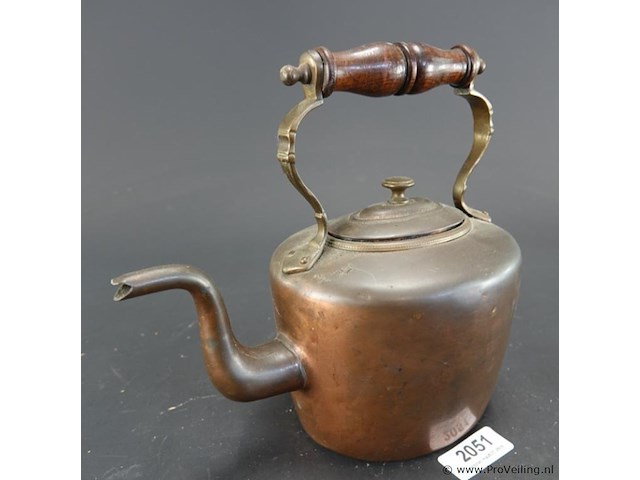 Antieke koperen met messing waterketeltje met een sierlijke zwanenhalsuitloop en een gedraaid houten handvat op de beugel - afbeelding 1 van  5