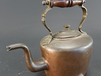Antieke koperen met messing waterketeltje met een sierlijke zwanenhalsuitloop en een gedraaid houten handvat op de beugel - afbeelding 1 van  5
