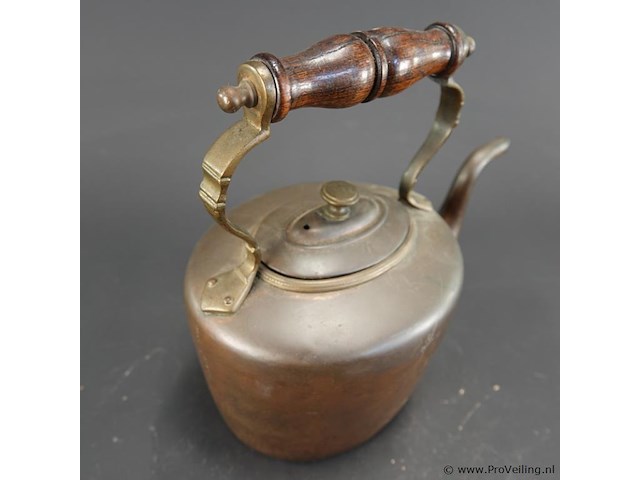 Antieke koperen met messing waterketeltje met een sierlijke zwanenhalsuitloop en een gedraaid houten handvat op de beugel - afbeelding 3 van  5