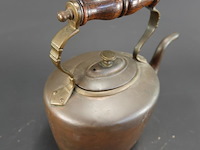 Antieke koperen met messing waterketeltje met een sierlijke zwanenhalsuitloop en een gedraaid houten handvat op de beugel - afbeelding 3 van  5