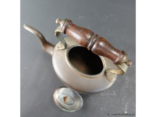 Antieke koperen met messing waterketeltje met een sierlijke zwanenhalsuitloop en een gedraaid houten handvat op de beugel - afbeelding 4 van  5