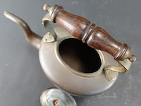 Antieke koperen met messing waterketeltje met een sierlijke zwanenhalsuitloop en een gedraaid houten handvat op de beugel - afbeelding 4 van  5