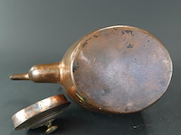 Antieke koperen met messing waterketeltje met een sierlijke zwanenhalsuitloop en een gedraaid houten handvat op de beugel - afbeelding 5 van  5