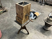 Antieke kruk met bonnenmaler - afbeelding 1 van  5