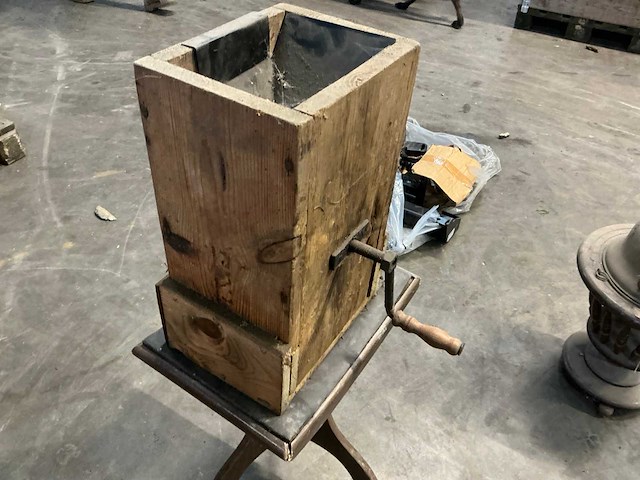 Antieke kruk met bonnenmaler - afbeelding 2 van  5