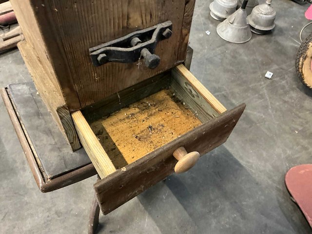 Antieke kruk met bonnenmaler - afbeelding 4 van  5