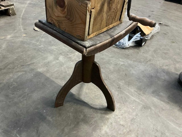 Antieke kruk met bonnenmaler - afbeelding 5 van  5