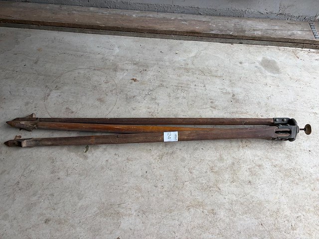 Antieke landmeter driepoot, te gebruiken als lampstandaard - afbeelding 1 van  3