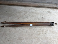 Antieke landmeter driepoot, te gebruiken als lampstandaard - afbeelding 1 van  3