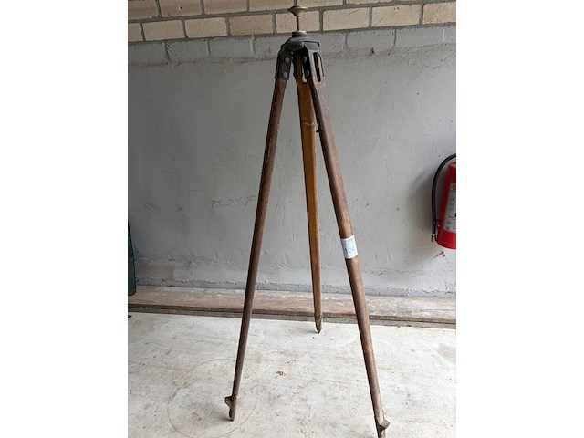 Antieke landmeter driepoot, te gebruiken als lampstandaard - afbeelding 2 van  3