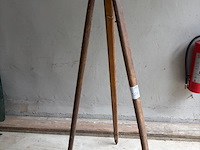 Antieke landmeter driepoot, te gebruiken als lampstandaard - afbeelding 2 van  3
