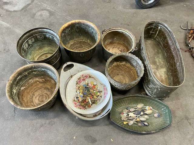 Antieke lepels, speldjes en koperen schalen - afbeelding 1 van  8